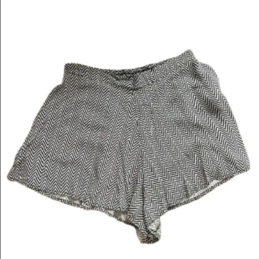 FOREVER 21 Black and White Chevron Shirred Waist Shorts Size Medium